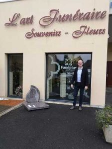 employe devant l art funeraire